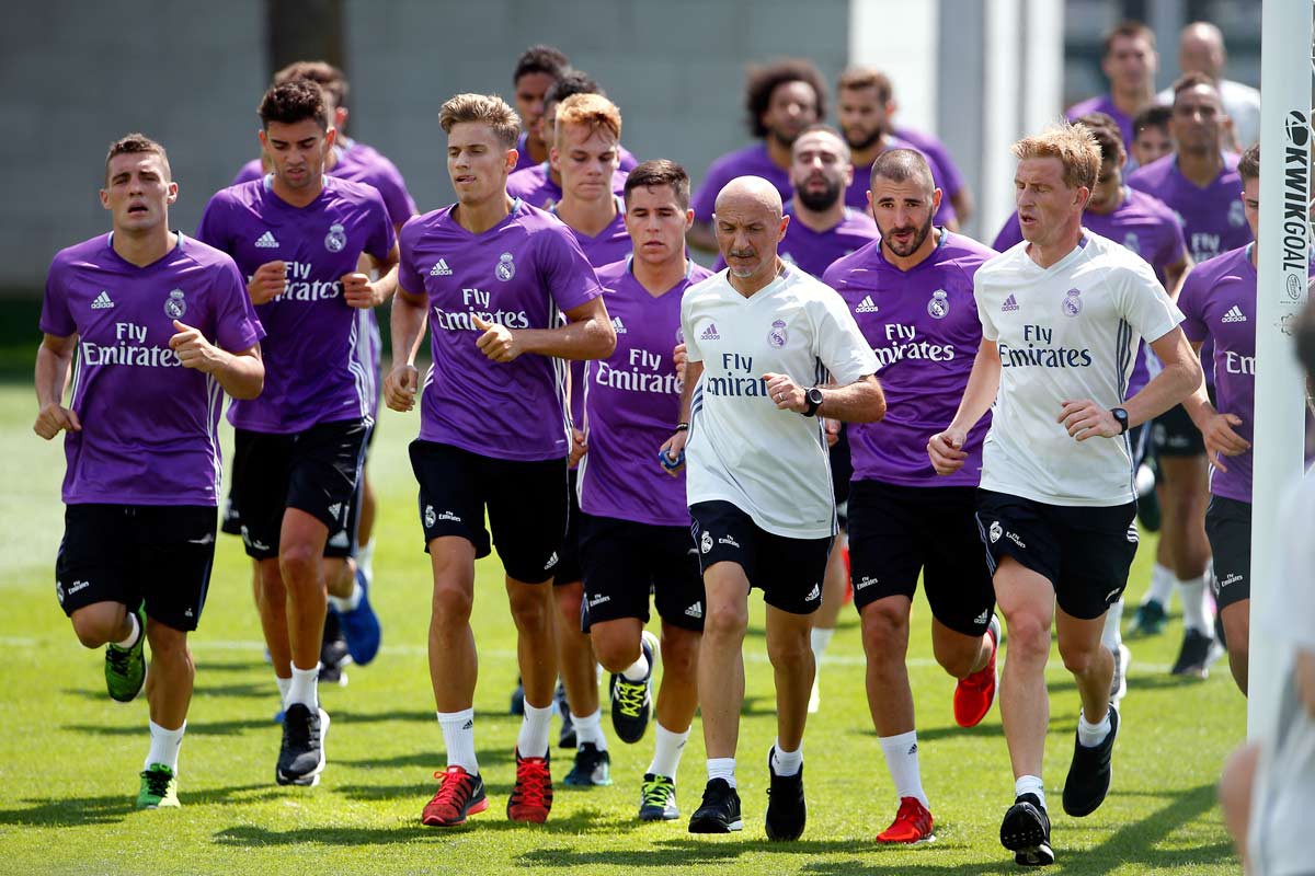 Antonio Pintus trong một buổi tập thể lực với các cầu thủ Real Madrid