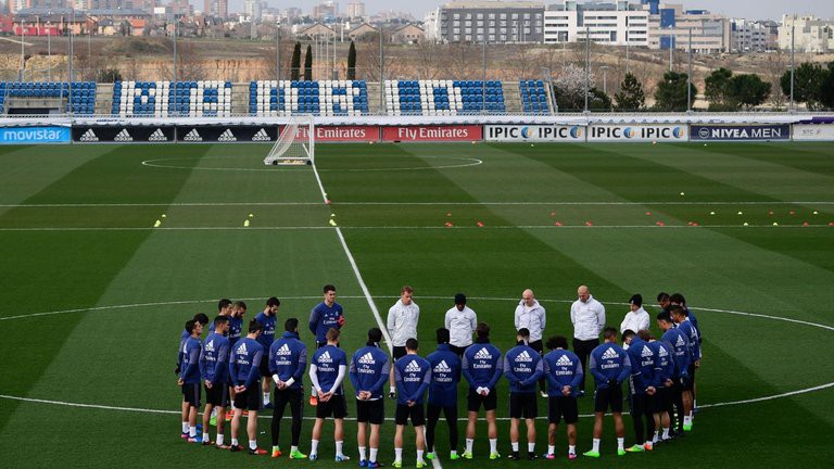 HLV Zidane hướng dẫn các cầu thủ tập luyện