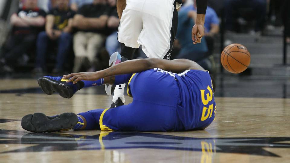 Durant nằm sân sau chấn thương ở game 3.