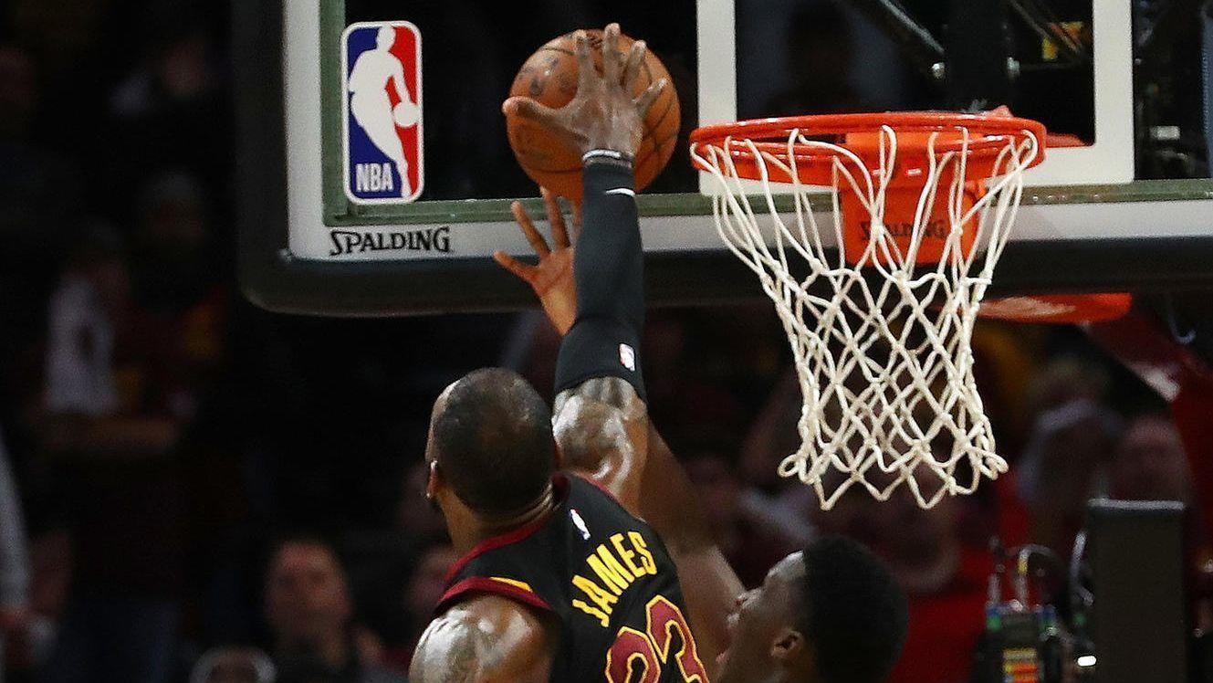 Pha blocks của LeBron James đã vi phạm goaltending.