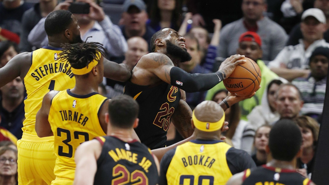 Pacers thường xuyên bó hẹp đội hình vào gần rổ để ngăn cản LeBron.