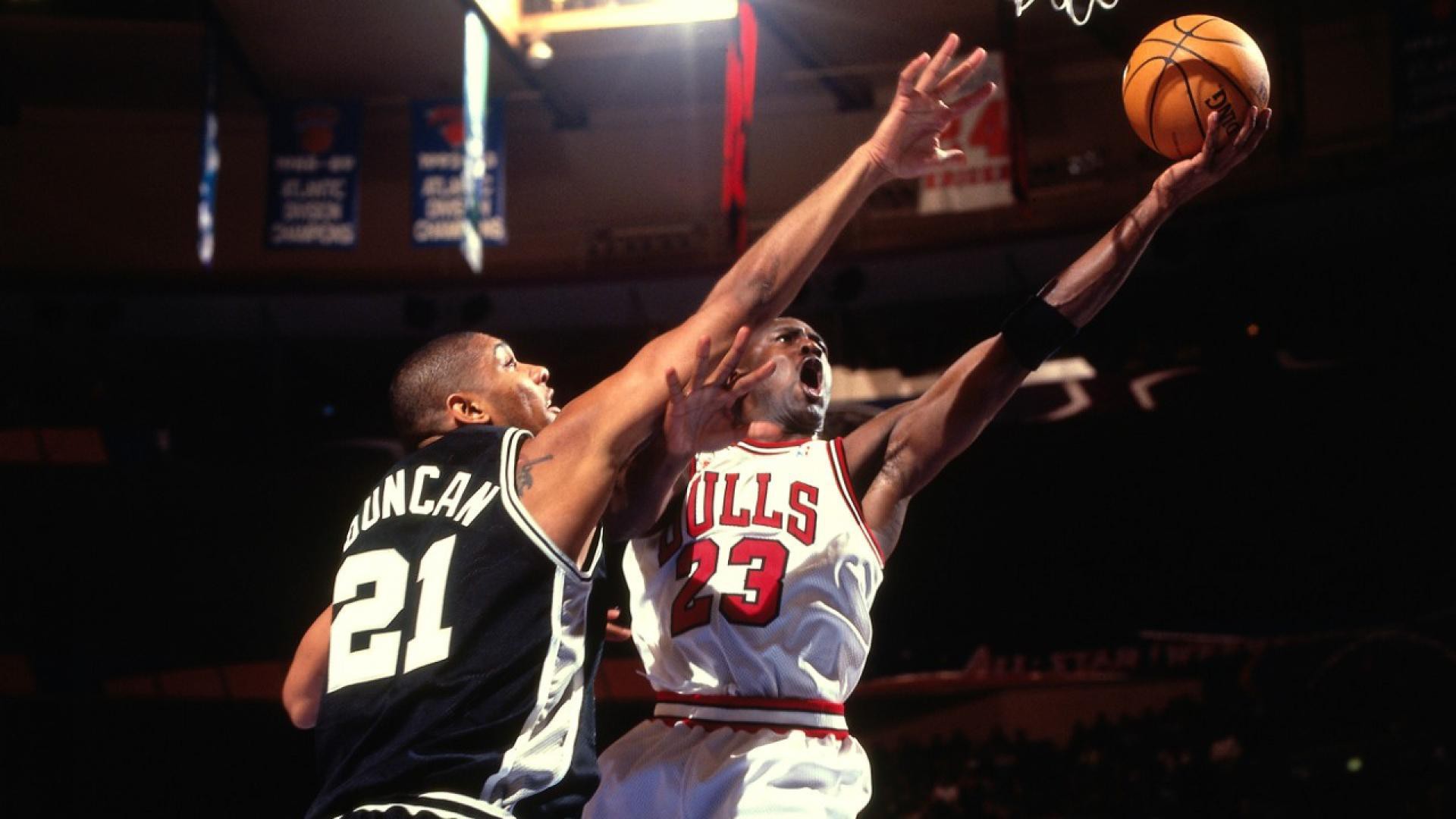 Tim Duncan Đối đầu với Michael Jordan.