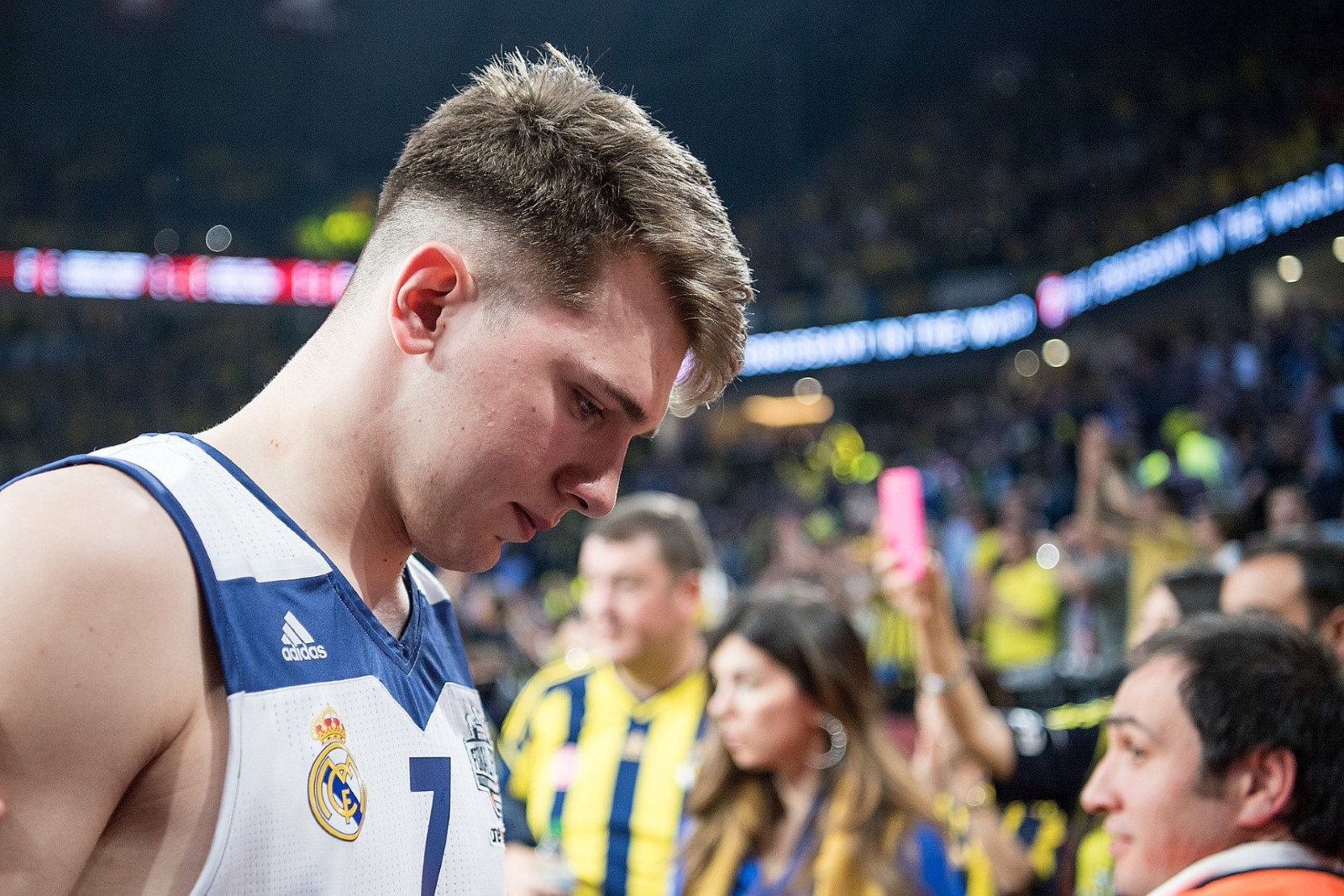 Luka Doncic lại khiến truyền thông kinh ngạc với khả năng của mình.