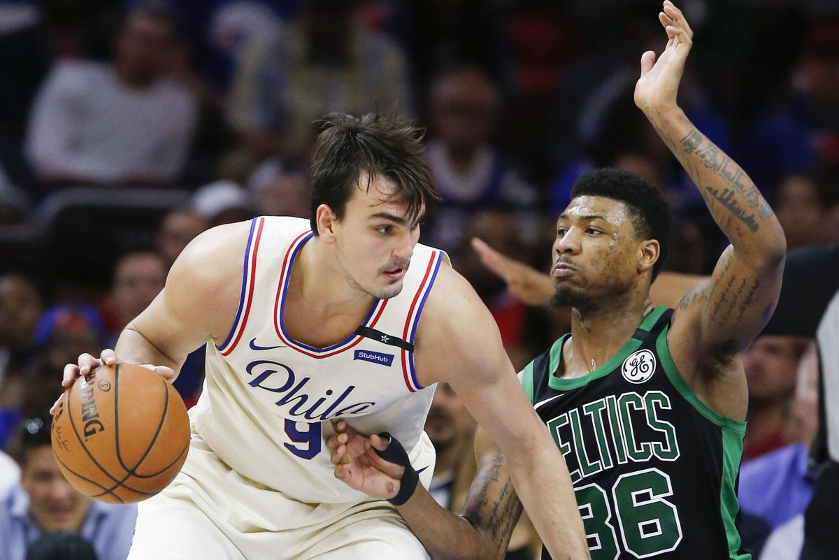 Saric đối đầu với Marcus Smart.