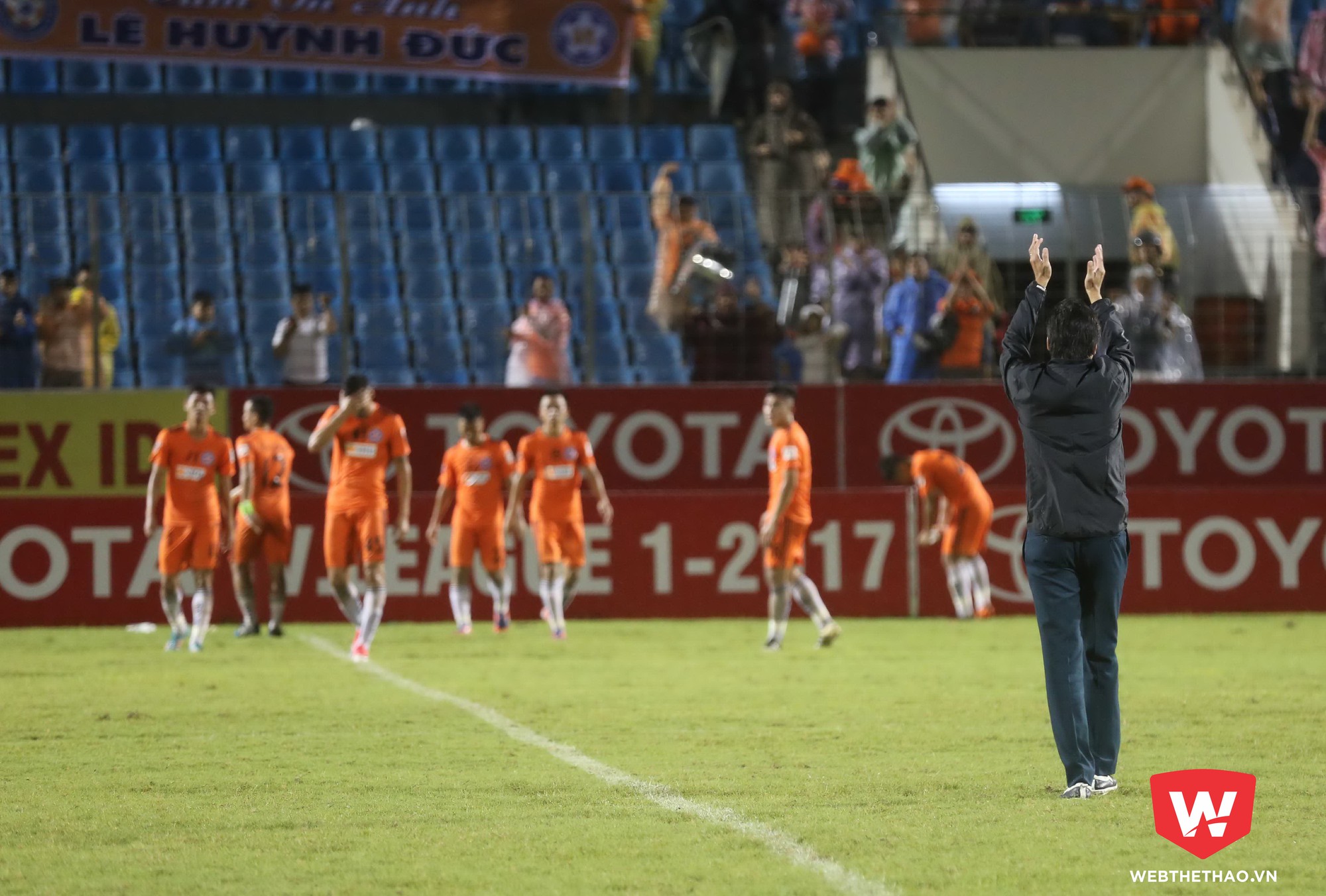 10 năm dẫn dắt SHB Đà Nẵng của Lê Huỳnh Đức chia tay trong khán đài trống hoắc, dưới cơn mưa tầm tã. Ảnh: Phi Lê 10 năm dẫn dắt SHB Đà Nẵng của Lê Huỳnh Đức chia tay trong khán đài trống hoắc, dưới cơn mưa tầm tã. Ảnh: Phi Lê