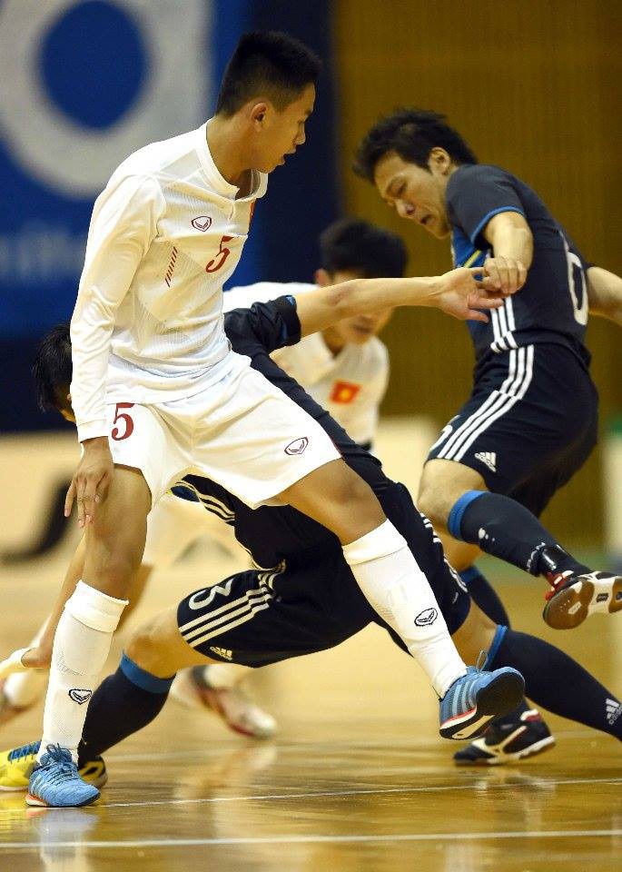 Futsal VN (trắng) không thể làm nên bất ngờ trước Nhật Bản