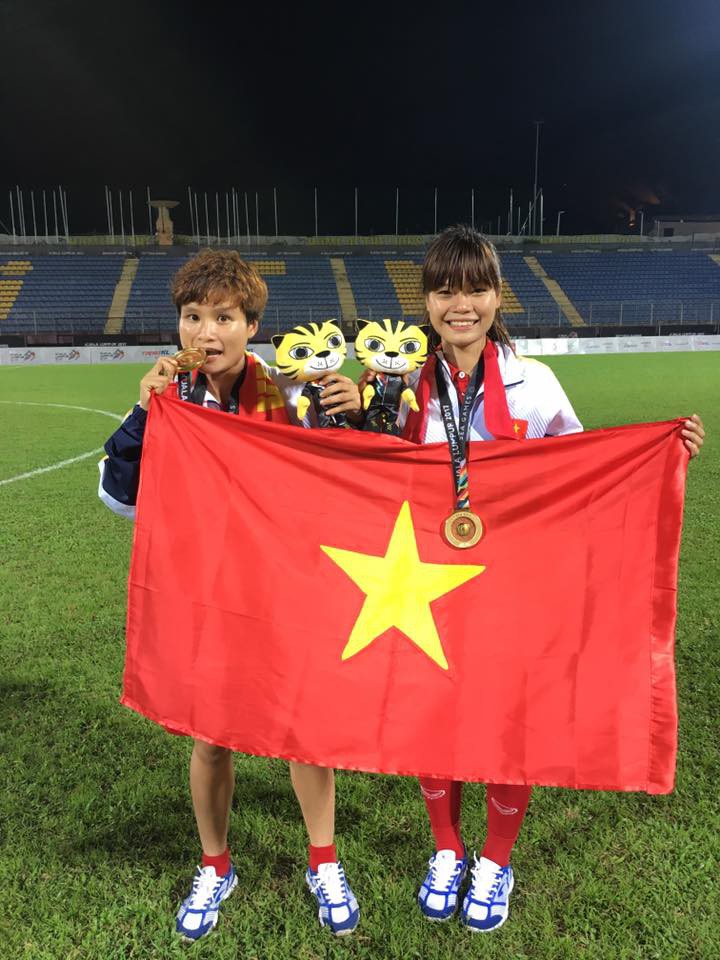 Cầu thủ gốc Quảng Nam (trái) lần đầu tiên bước lên bục cao nhất ở đấu trường Đông Nam Á cùng ĐT nữ Việt Nam. Ảnh: NVCC