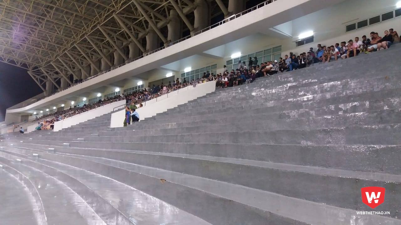 Những khán đài khá hiu quạnh trong trận đấu cuối cùng dẫn dắt SHB Đà Nẵng trên sân nhà của HLV Huỳnh Đức. Ảnh: Huy Kha
