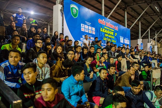 Bất chấp cơn mưa và cái lạnh ở Đà Nẵng, rất nhiều khán giả đã đến sân cổ vũ