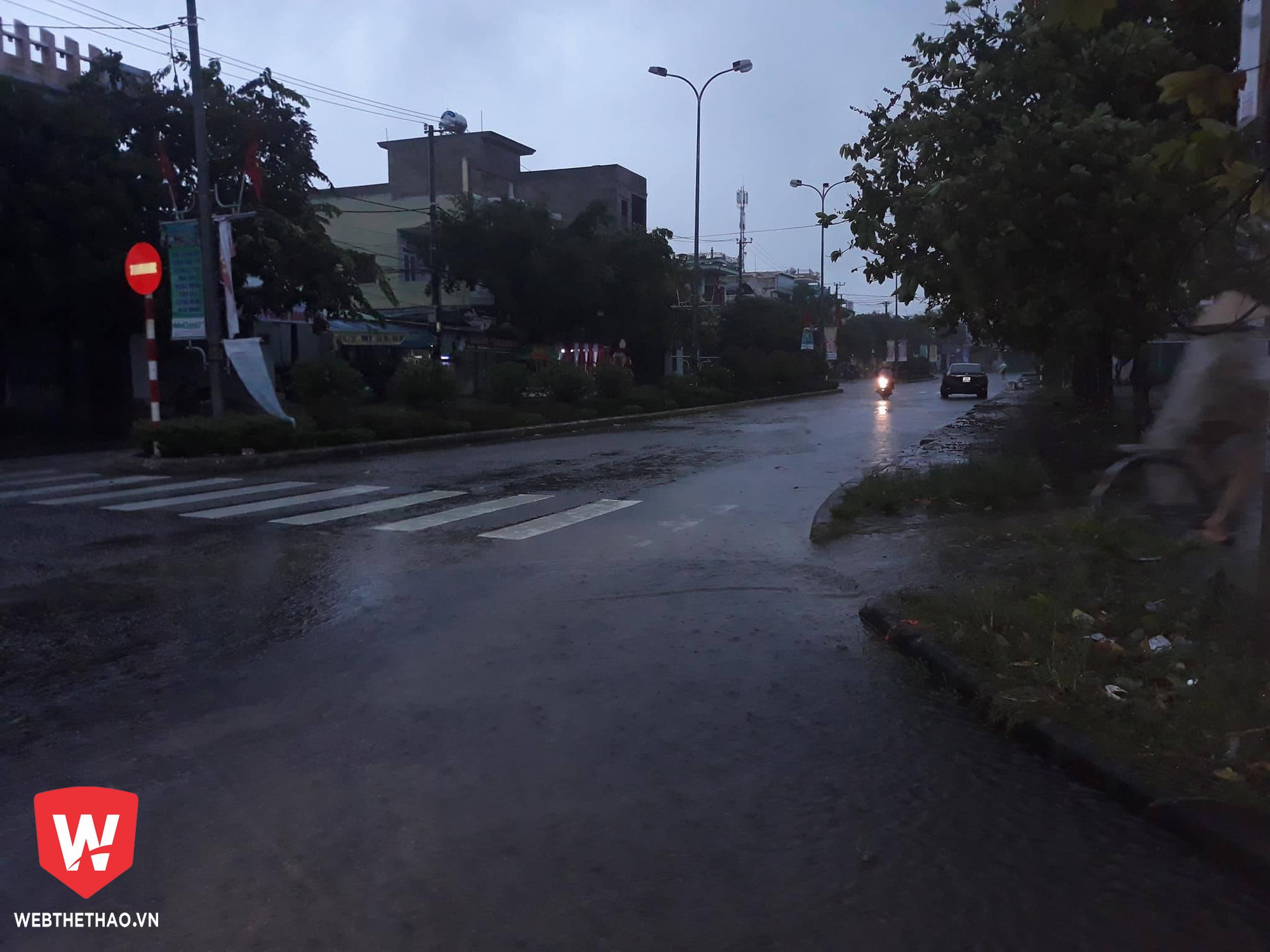 Suốt 3 ngày nay, do ảnh hưởng của cơn bão số 12 có tên Damrey, thời tiết ở Quảng Nam mưa lớn, gió giật mạnh khiến mọi con đường dẫn đến sân Tam Kỳ bị ngập nước. Ảnh: Bằng Lê