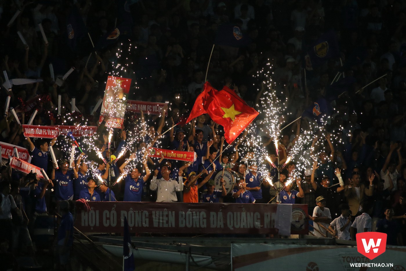 Các CĐV Quảng Nam ăn mừng chức vô địch của đội nhà bằng những quả pháo điện trông bắt mắt. Ảnh: Phi Lê