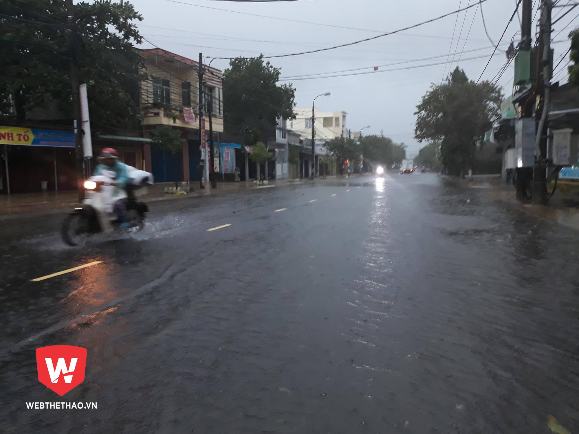 Thời điểm hiện tại, ở Quảng Nam vẫn đang mưa to, gió giật mạnh; thậm chí, một số huyện thị còn bị ngập sâu. Cho dù trận đấu có diễn ra như dự kiến thì rất khó để thu hút khản giả bởi ''nhà nhà lo chống bão, người người lo chạy lũ''. Ảnh: Bằng Lê