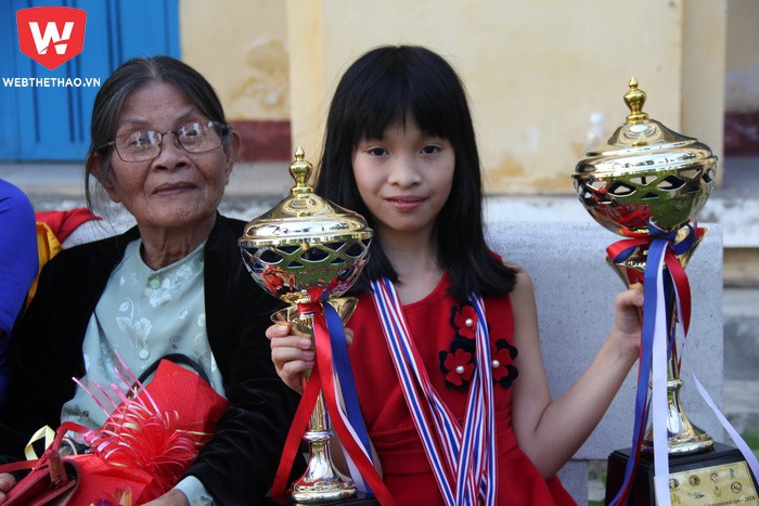 Khánh Linh chung vui cùng bà nội. Ảnh: Trần Khánh