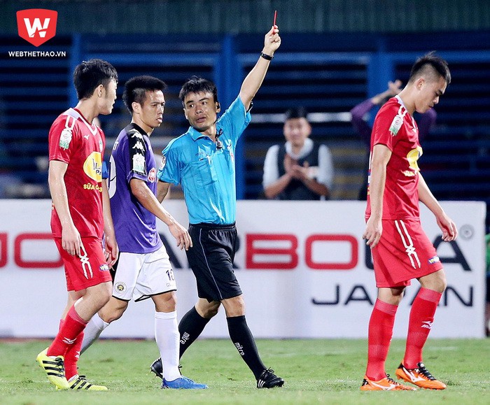 HAGL nhận thẻ đỏ đầu tiên ở V.League 2018. Ảnh: Hải Đăng