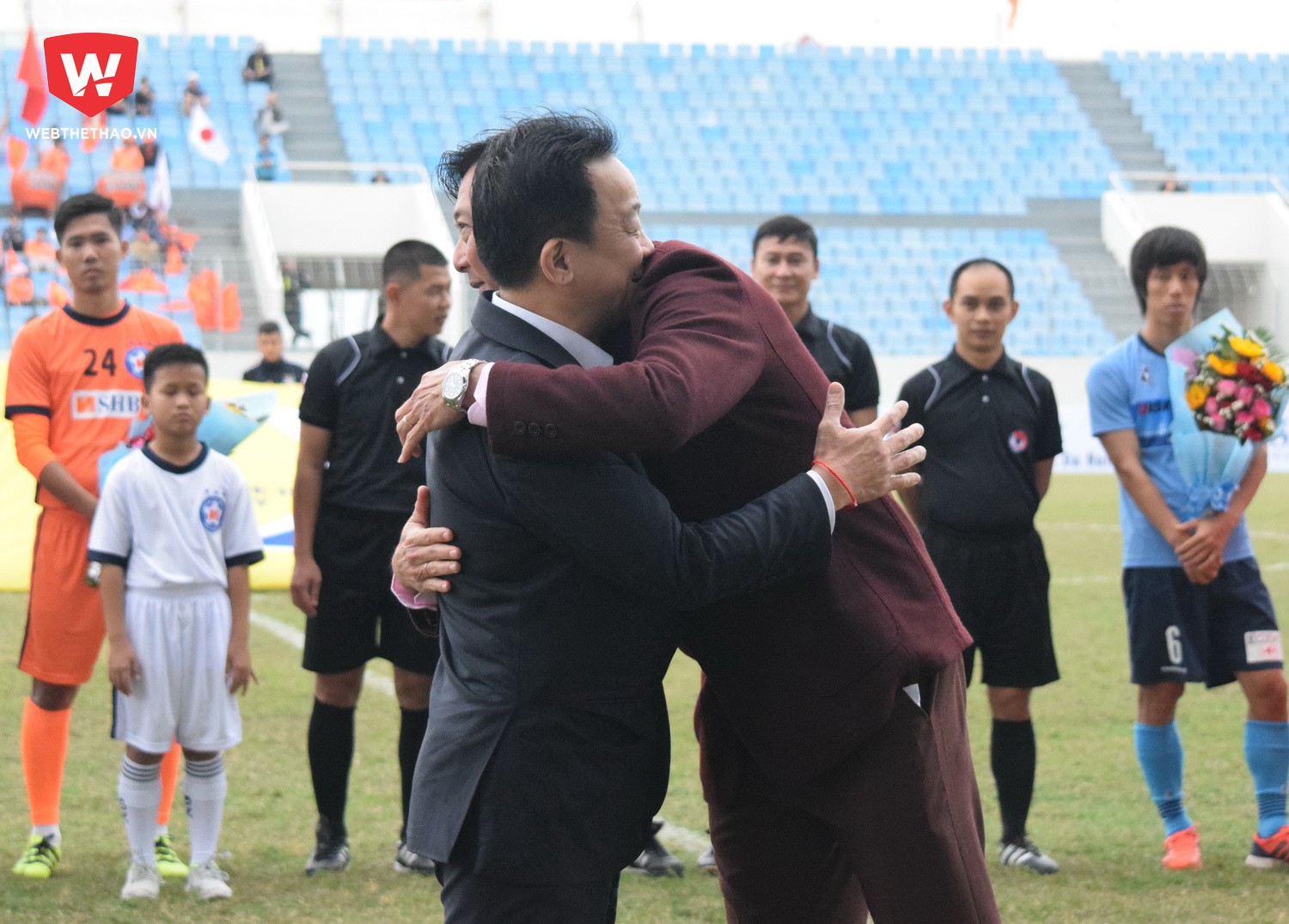 Sau gần 15 năm gắn bó với bóng đá Đà Nẵng, HLV Huỳnh Đức đành nói lời chia tay dù bầu Hiển đã ra sức níu giữ ''cánh tay phải'' ở đội bóng. Ảnh: Huy Kha