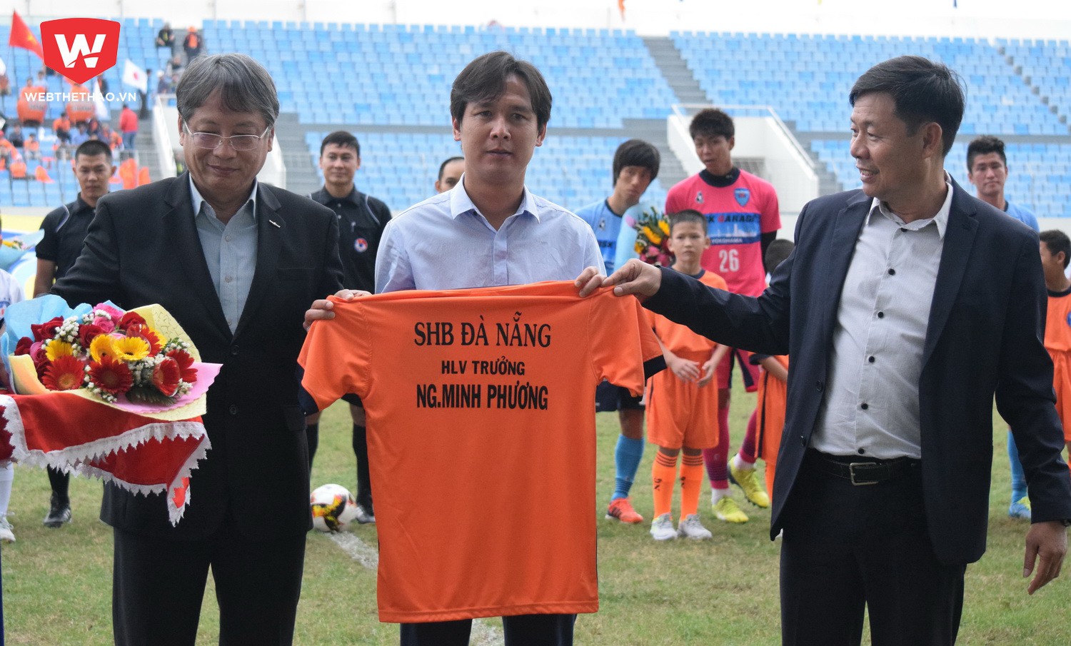 Cựu HLV trưởng Long An chính thức nhận chiếc áo từ lãnh đạo địa phương và lãnh đạo đội bóng. Ảnh: Huy Kha