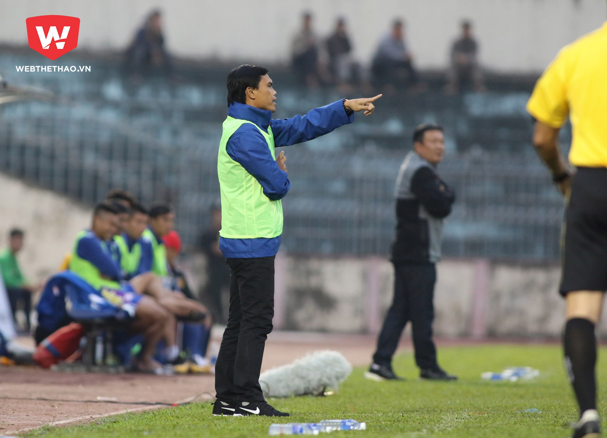 Đây mới chỉ là lần đầu tiên, Phan Văn Tài Em nắm vai trò HLV trưởng ở một đội bóng chuyên nghiệp. Ảnh: Phi Lê