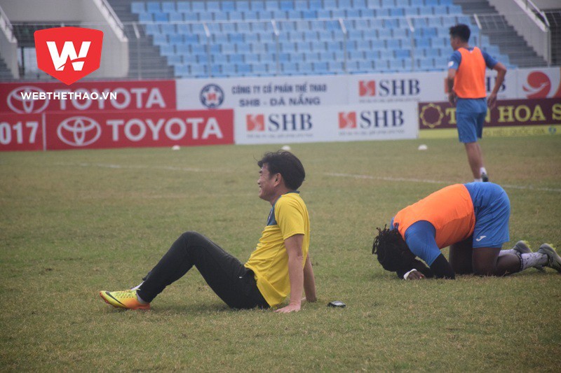 HLV Phan Thanh Hùng và giây phút thoải mái trước trận đấu với SHB Đà Nẵng. Ảnh: Huy Kha