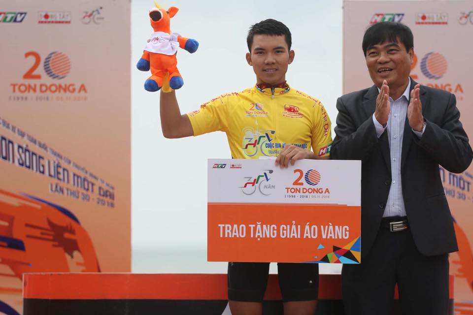 Hoàng Thanh Tùng vẫn đang giữ chiếc áo Vàng danh giá của giải đua. 