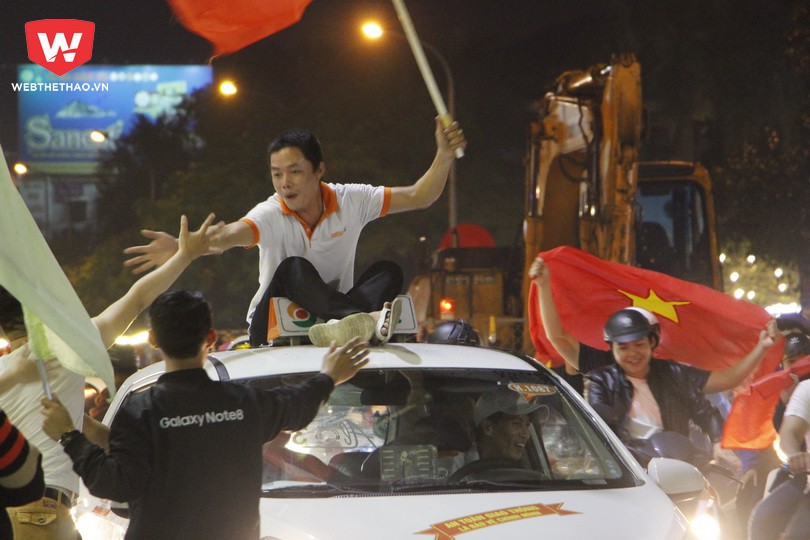 Chiến thắng của đoàn quân HLV Park Hang Seo xích tất cả cùng lại với nhau. Những cánh tay hai bên đường được chìa ra để nối nhịp niềm vui cùng dòng người ''diễu hành'' trên phố. 