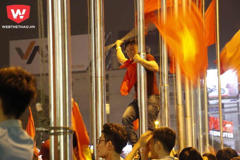 Một cổ động viên khác thể hiện hành động ăn mừng bằng cách trèo lên cột cờ, hòa theo vũ điệu chiến thắng. 