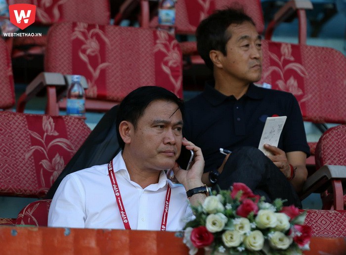 Trợ lý Lee Young-jin của HLV Park Hang Seo đến theo dõi trận đấu nhằm tìm ra những nhân tố mới cho Olympic Việt Nam. Ảnh: Minh Nguyệt