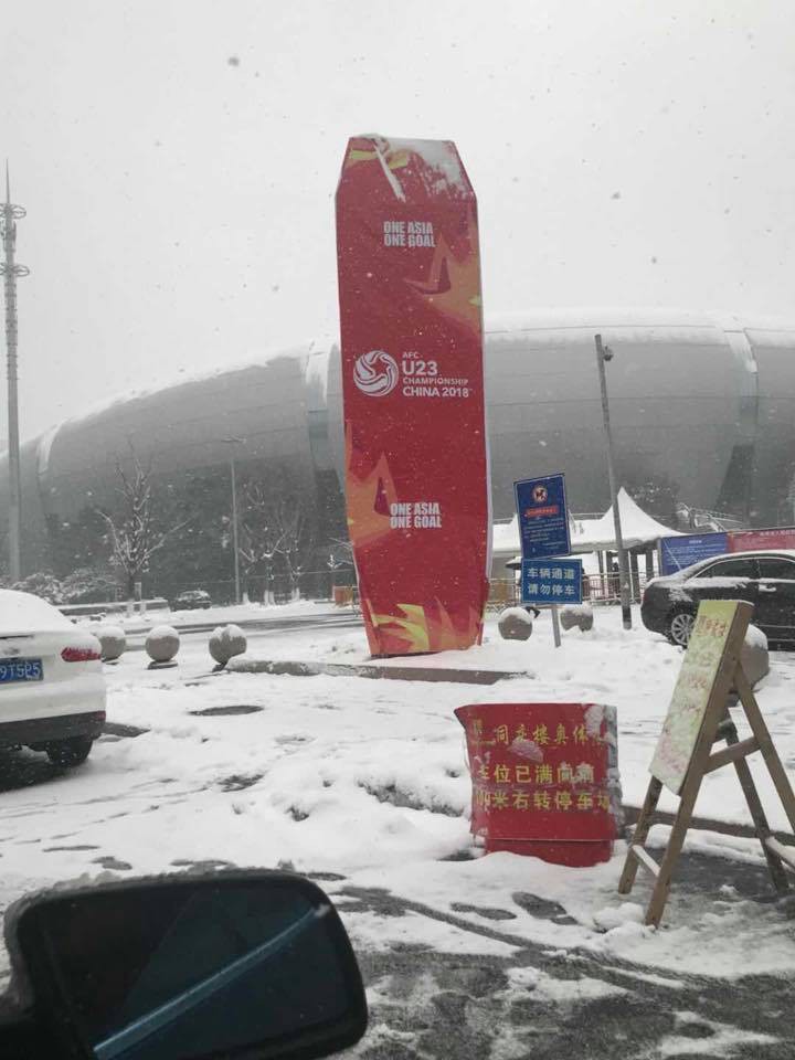 Khung cảnh bên ngoài sân vận động Thường Châu. Tuyết vẫn đang rơi. Mọi cảnh vật xung quanh đều bị chìm bởi tuyết.