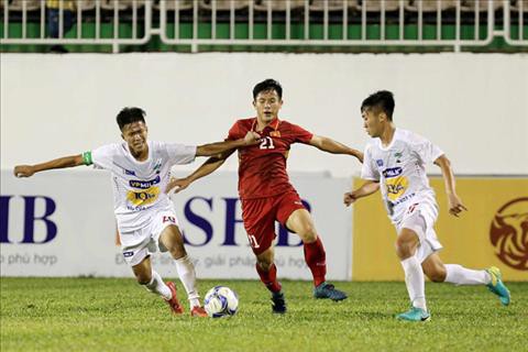 Lê Văn Xuân (áo đỏ) gặp phải chấn thương ở trận ra quân Suwon JS Cup 2018. 