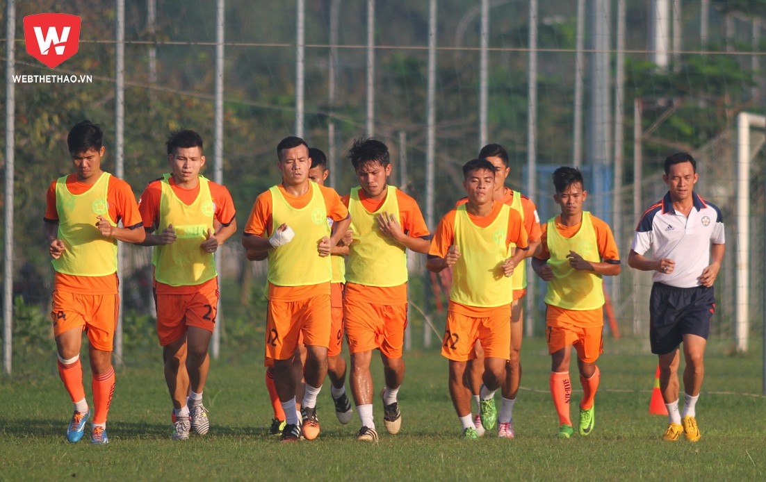 Trợ lý Vũ Phong cùng các ''đàn em'', những người mà mùa giải trước là đồng đội của nhau. Ảnh: Dương Nam