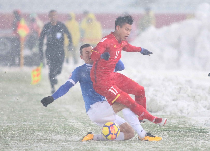 Vũ Văn Thanh đã có trận đấu lăn xả nhưng vẫn không thể giúp hàng thủ U23 Việt Nam đứng vững đến phút cuối cùng. Ảnh: Anh Khoa