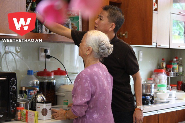 HLV Hoàng Anh Tuấn cùng gia đình dọn dẹp nhà cửa đón Tết. Ảnh: Ngọc Thảo