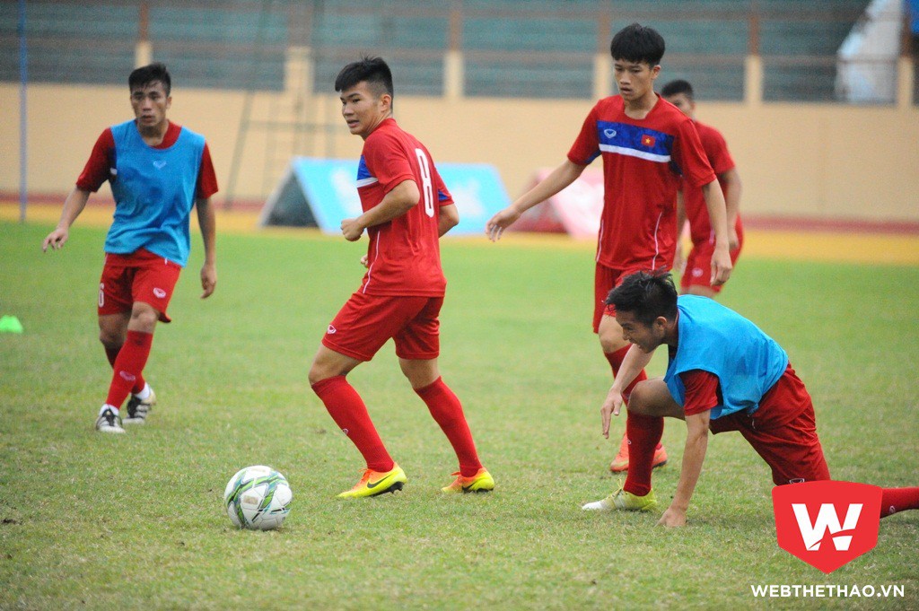 23 cầu thủ còn lại được chia làm hai đội, riêng thủ môn Thanh Tuấn ngồi ngoài để thi đấu đối kháng. HLV Hoàng Anh Tuấn liên tục có những xáo trộn ở đội hình của cả hai. Ảnh: Phương Ngọc