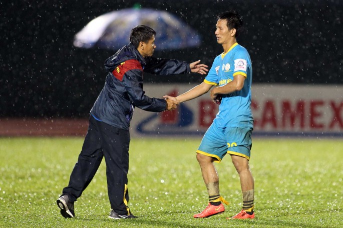 HLV Võ Đình Tân đóng vai trò quan trọng trong sự ổn định của đội bóng. 
