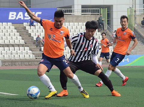 Hữu Khôi (cam) đã có bàn thắng đầu tiên ra mắt đội bóng mới. 