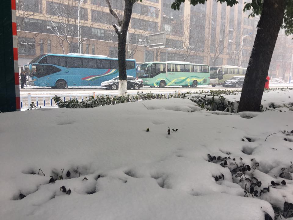 Tuyết phủ khá dày trên các con đường dẫn đến sân Thường Châu. Chỉ còn khoảng 1 tiếng nữa, BTC sẽ đưa ra quyết định có hoãn trận đấu hay vẫn thi đấu. 