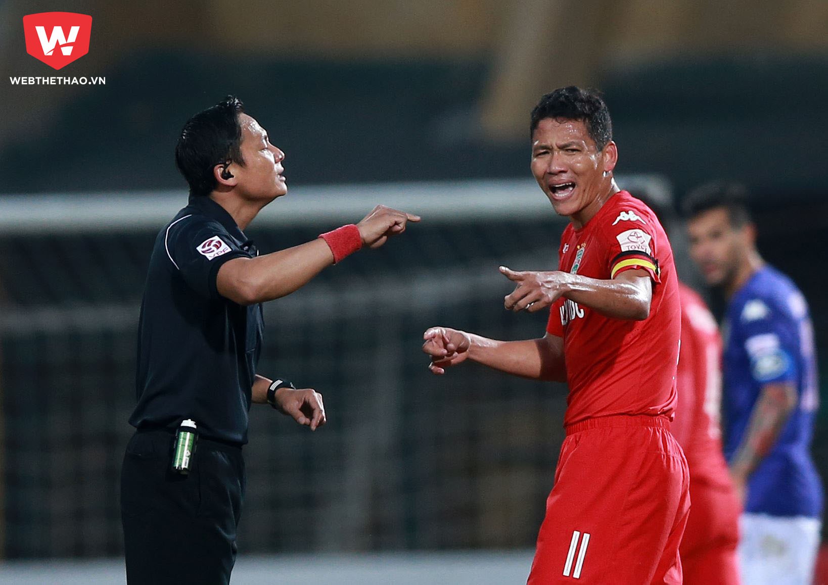 Trọng tài đang được bảo vệ ở Nuti Café V.League 2018. 