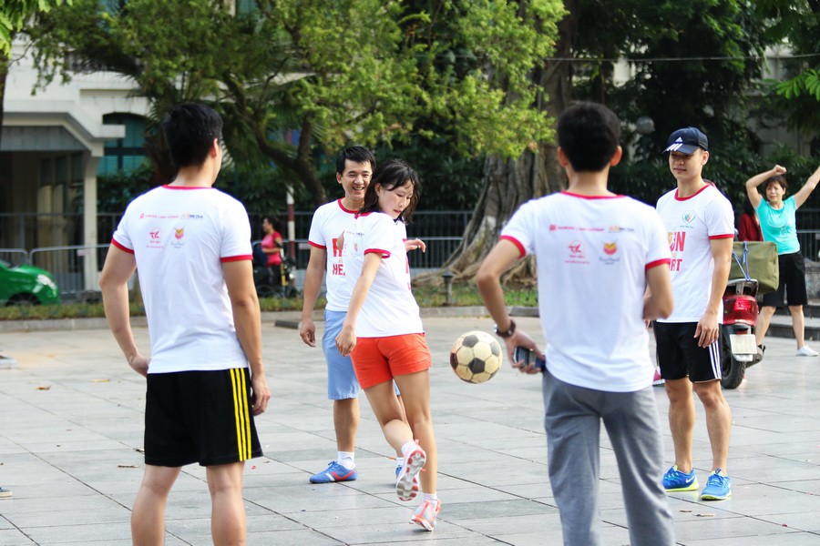 Ngoài chạy, Ngọc Châm còn tham gia với màn biểu diễn kỹ thuật bóng đá khéo léo và mãn nhãn