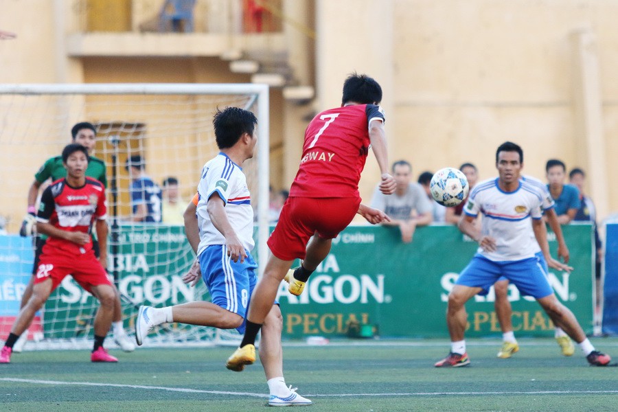 Ghi bàn thắng sớm, Moon Quang Trung lùi nhẹ về, giao lại thế trận tấn công cho các cầu thủ Thành Đồng