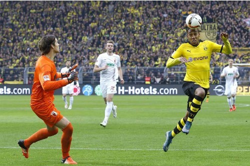 Thì Pierre-Emerick Aubameyang đặt dấu ấn bằng cú hat-trick để cùng Robert Lewandowski trên dẫn đầu danh sách vua phá lưới Bundesliga với 13 bàn thắng