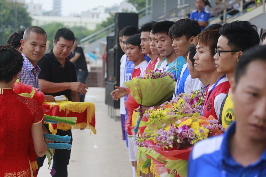 BLV Quang Huy và trưởng BTC Hải "bạc" tặng hoa lưu niệm cho 12 đội