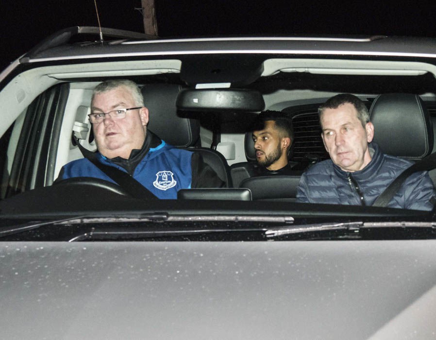 Hình ảnh: Walcott trên đường đến Everton kiểm tra y tế