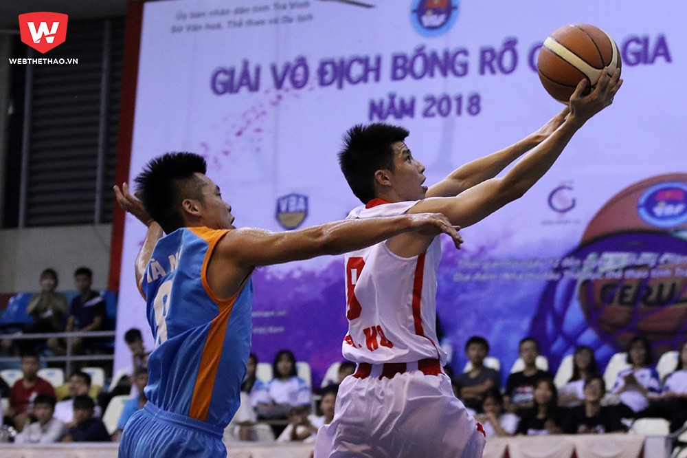 Nguyễn Phú Hoàng bắt đầu ghi điểm để lấy lại thế trận cho PK-KQ sau khi bị Hà Nội dẫn trước sớm.