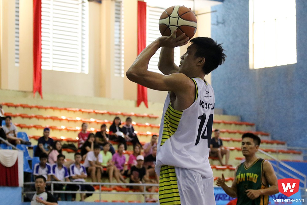 Lê Ngọc Tú xuất sắc ghi điểm liên tục cho Tp.HCM ở hiệp 3. Ngoài ghi 23 điểm, tuyển thủ quốc gia này còn có được đến 14 rebounds, cao nhất trận đấu.