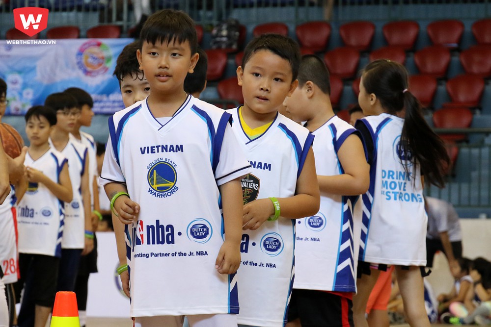 Các em nhỏ chăm chú nghe hướng dẫn của đội ngũ tình nguyện viên trước các bài tập. Ảnh: Việt Long.