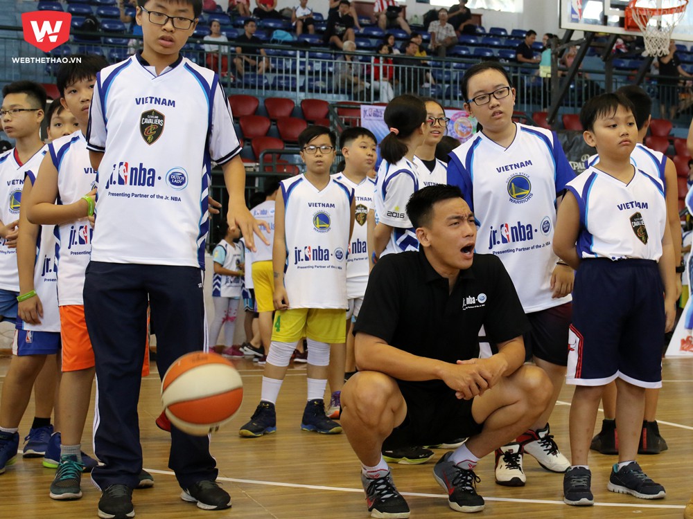 Ngoài đội ngũ HLV và tình nguyện viên, Jr.NBA mang đến sự góp mặt của các cầu thủ VBA như Nguyễn Huỳnh Hải. Ảnh: Việt Long.