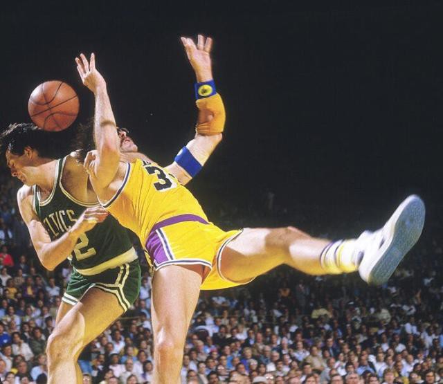 Một trong những cú Clothesline kinh điển trong lịch sử NBA của Kevin McHale.