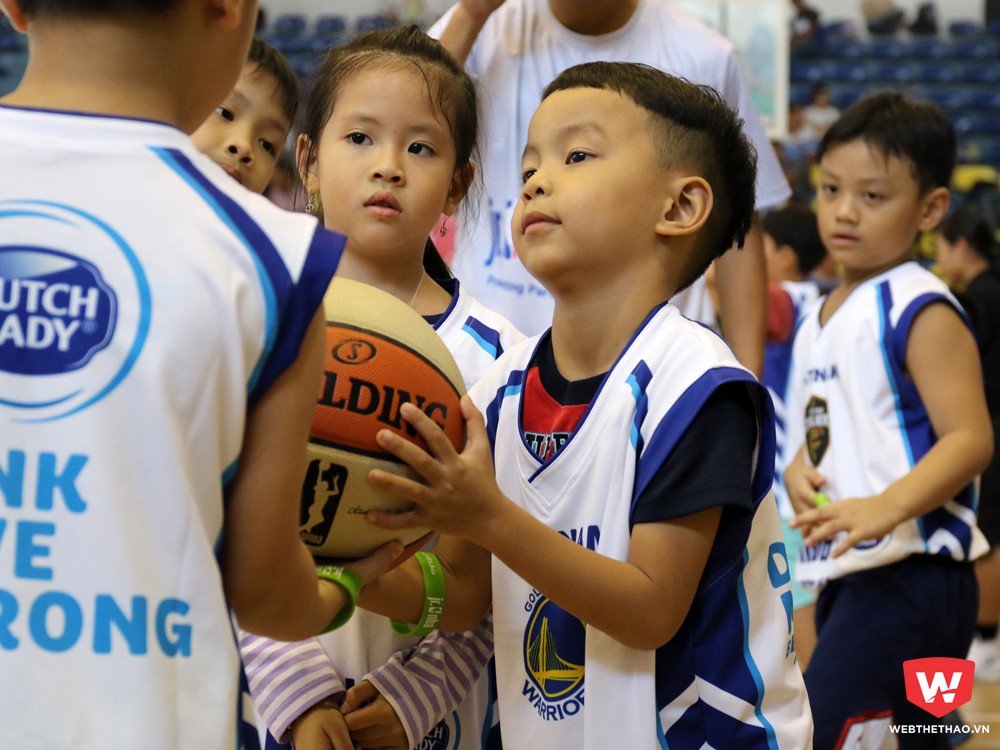 Không chỉ dạy cho các em về kỹ năng bóng rổ, Jr.NBA còn hướng đến xây dựng tinh thần làm việc nhóm cho các em nhỏ. Ảnh: Việt Long.