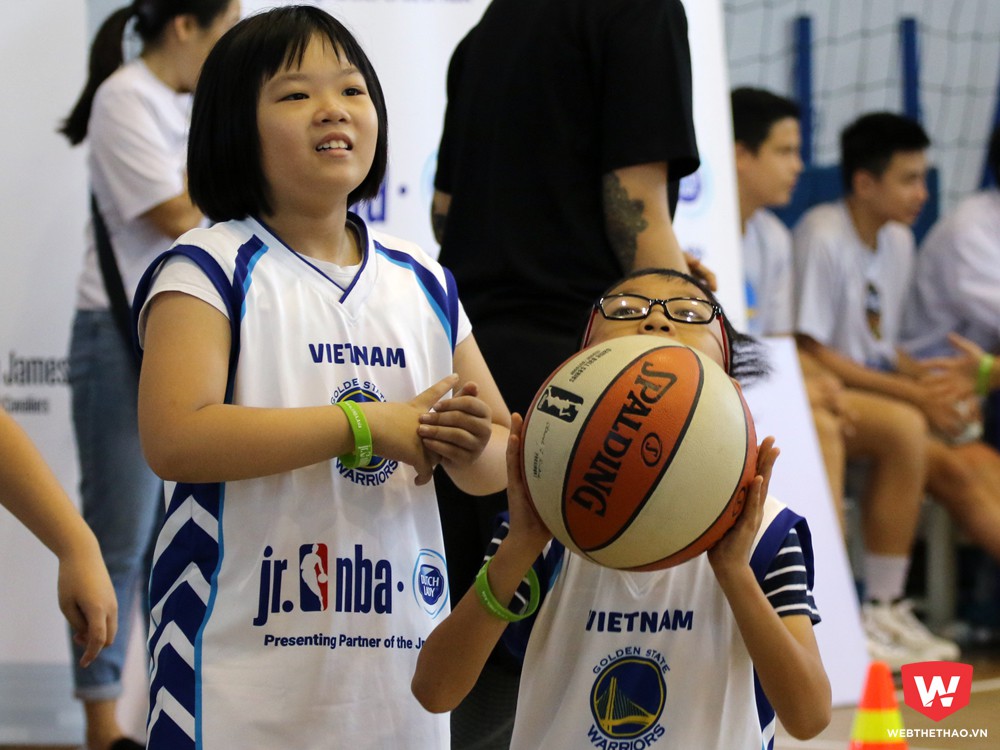 Năm nay có rất nhiều bé gái tham dự vào buổi tập huấn của Jr.NBA. Ảnh: Việt Long.