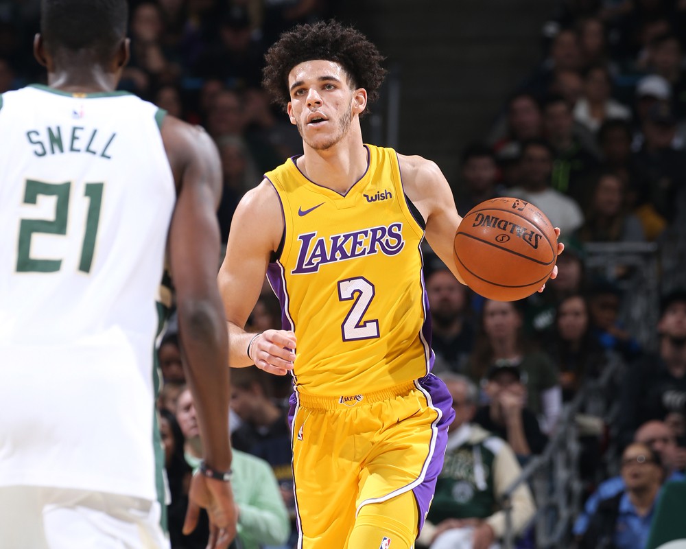 Lonzo Ball vượt qua LeBron James để trở thành cầu thủ trẻ nhất NBA có được 1 triple-double.