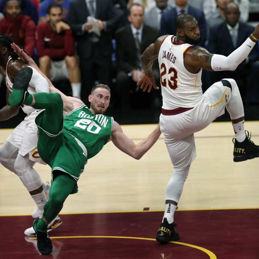 Pha tiếp đất dẫn đến chấn thương của Gordon Hayward. 